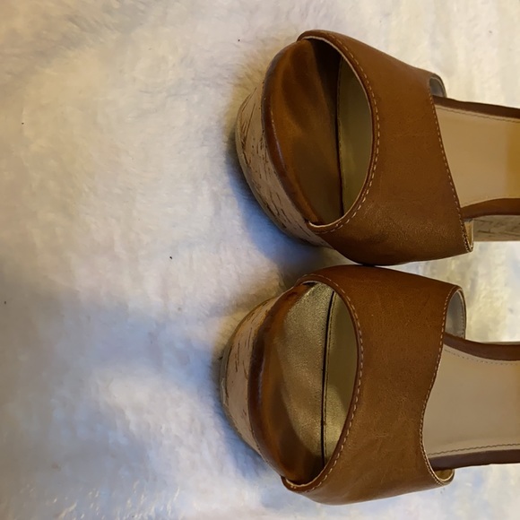 Such a unique wedge!  Grey straps with camel color shoe, and cork heel! - Picture 5 of 5